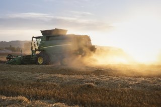 L'initiative pour une responsabilité environnementale a du mal à passer, selon un sondage. Une moissonneuse-batteuse récolte de l'avoine dans un champ bio à Uster. (photo d'illustration) Keystone/GAETAN BALLY